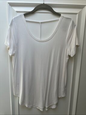 Chaser Women’s White Scoop Neck Short Sleeve Top